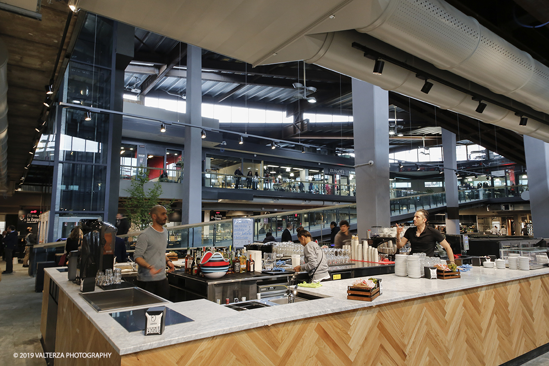 _X9B7401 copia.jpg - 13/04/2019. Torino. Apertura , nell'ex Palazzo Fuksas, del Mercato Centrale nel quartiere di Porta Palazzo, da un'idea di Umberto Montano imprenditore della ristorazione. Nella foto il bar del piano terra